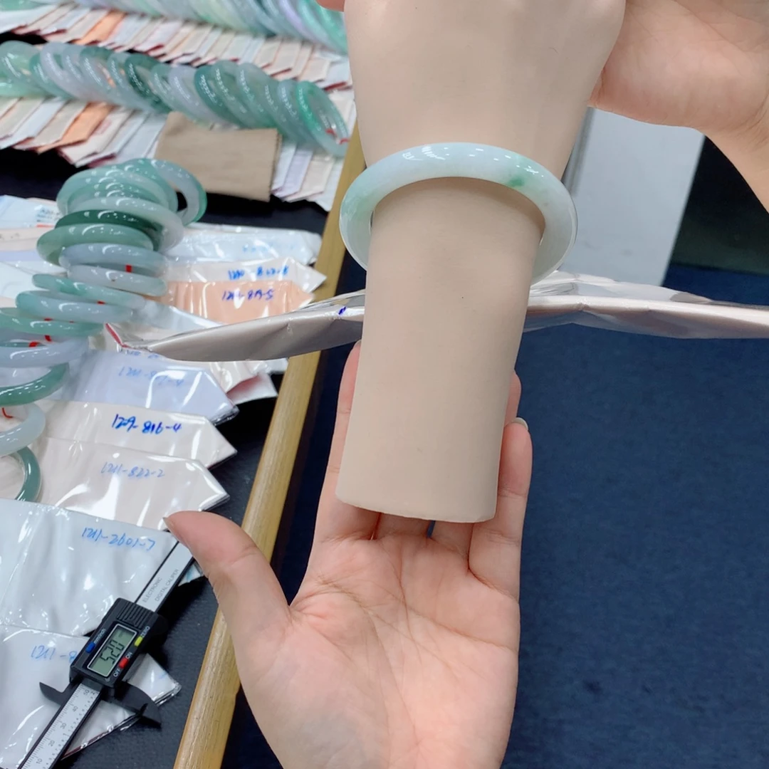 翡翠未镶嵌手镯48小时
