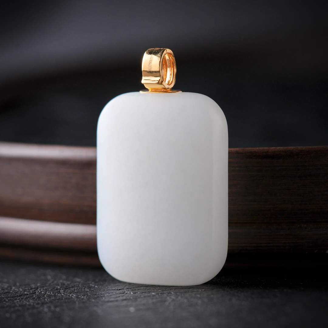 【诗蓉】昭月·典藏级和田玉老俄白18K金无事牌AD2999尺寸约36*25*9