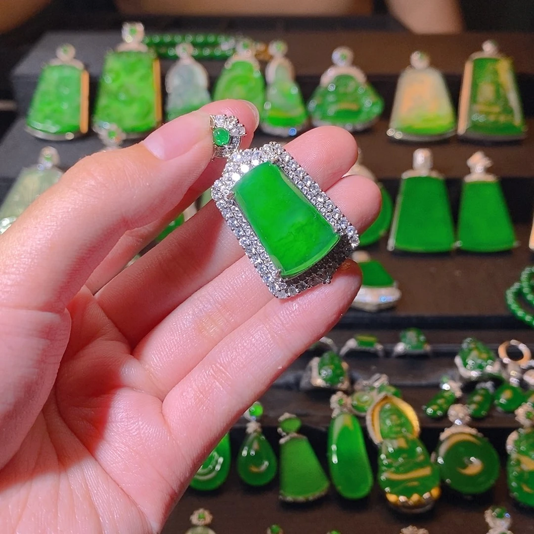 翡翠未镶嵌颈饰。