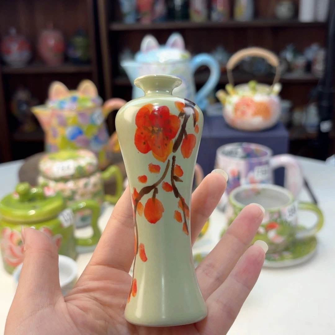 景德镇手绘高温釉下彩陶瓷茶具。