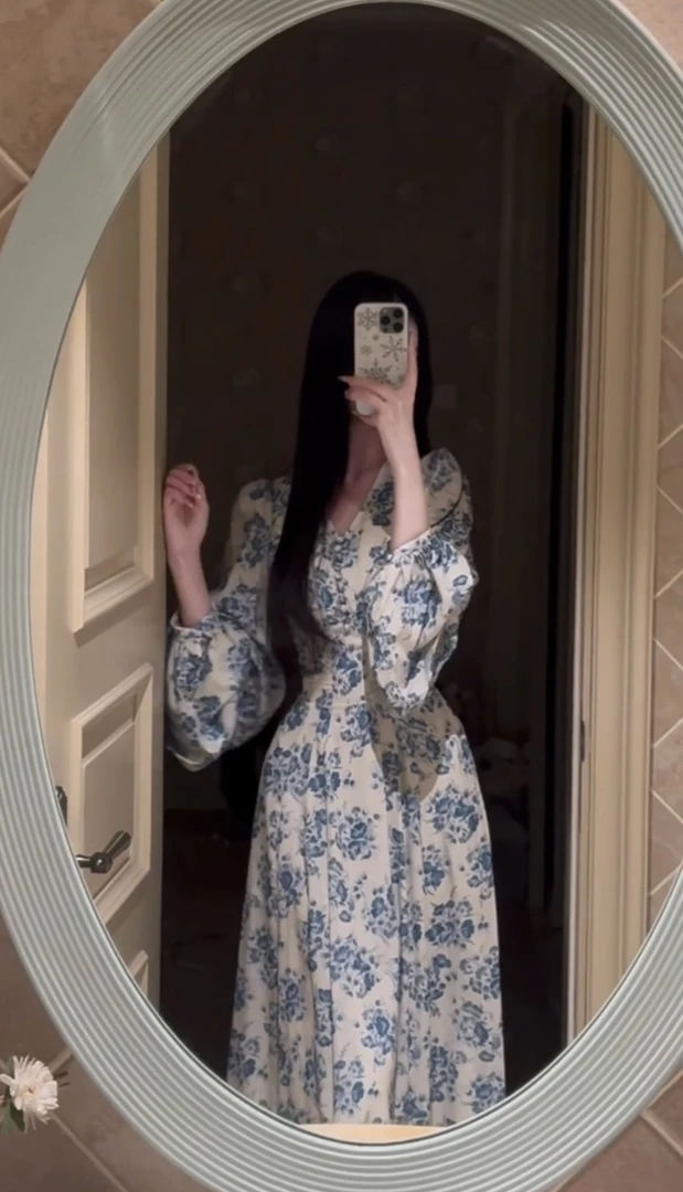 高级感法式复古碎花连衣裙女2025春秋高级感气质修身V领茶歇裙子