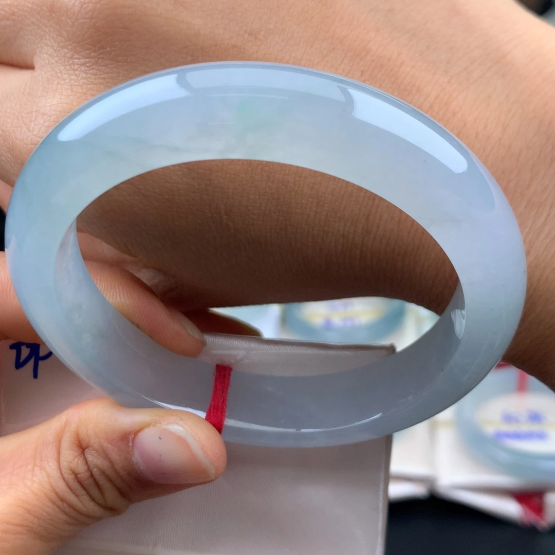 翡翠未镶嵌手镯冰透起光