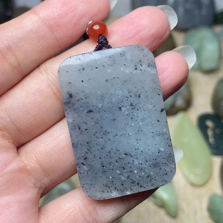 和田玉未镶嵌颈饰有棉点