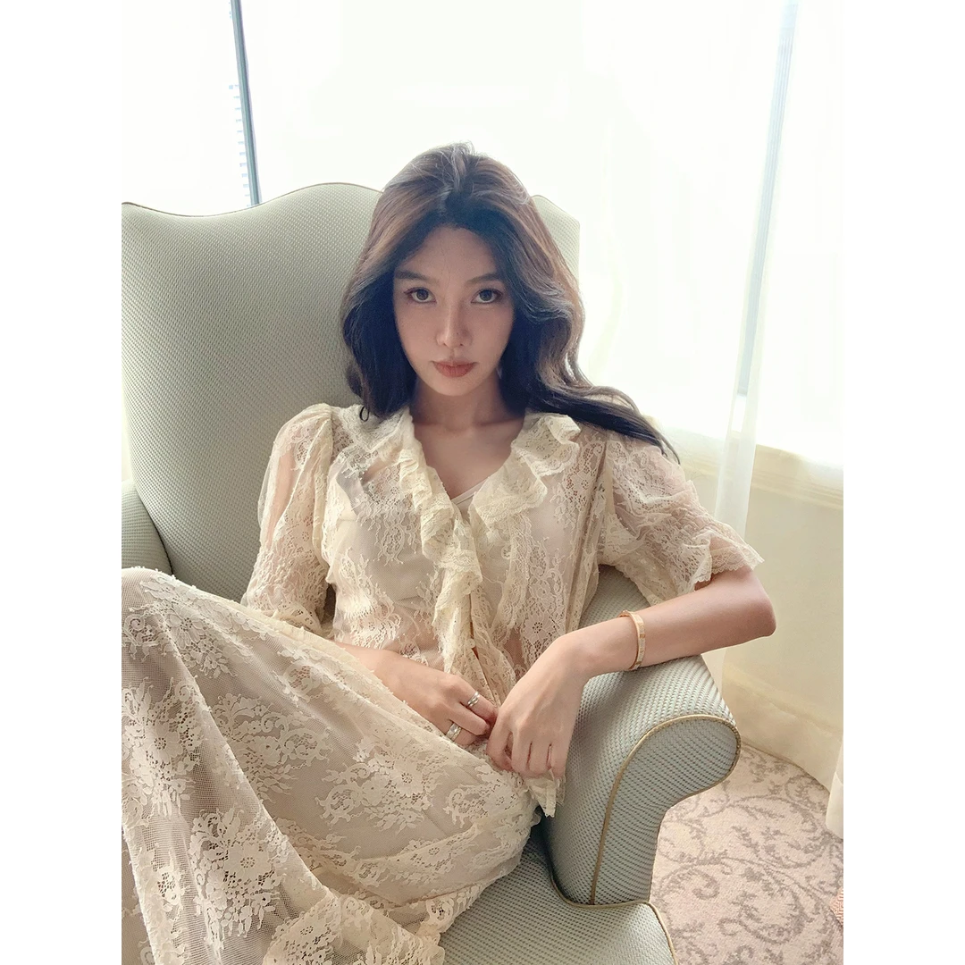 施薇靓 奥法庄园 定染重工浪漫蕾丝花边法式衬衫度假感套装