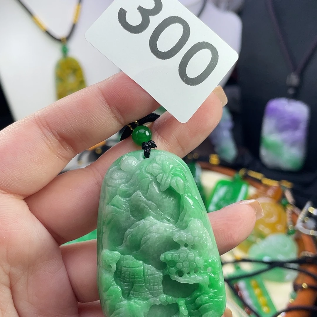 翡翠未镶嵌吊坠(赠链)