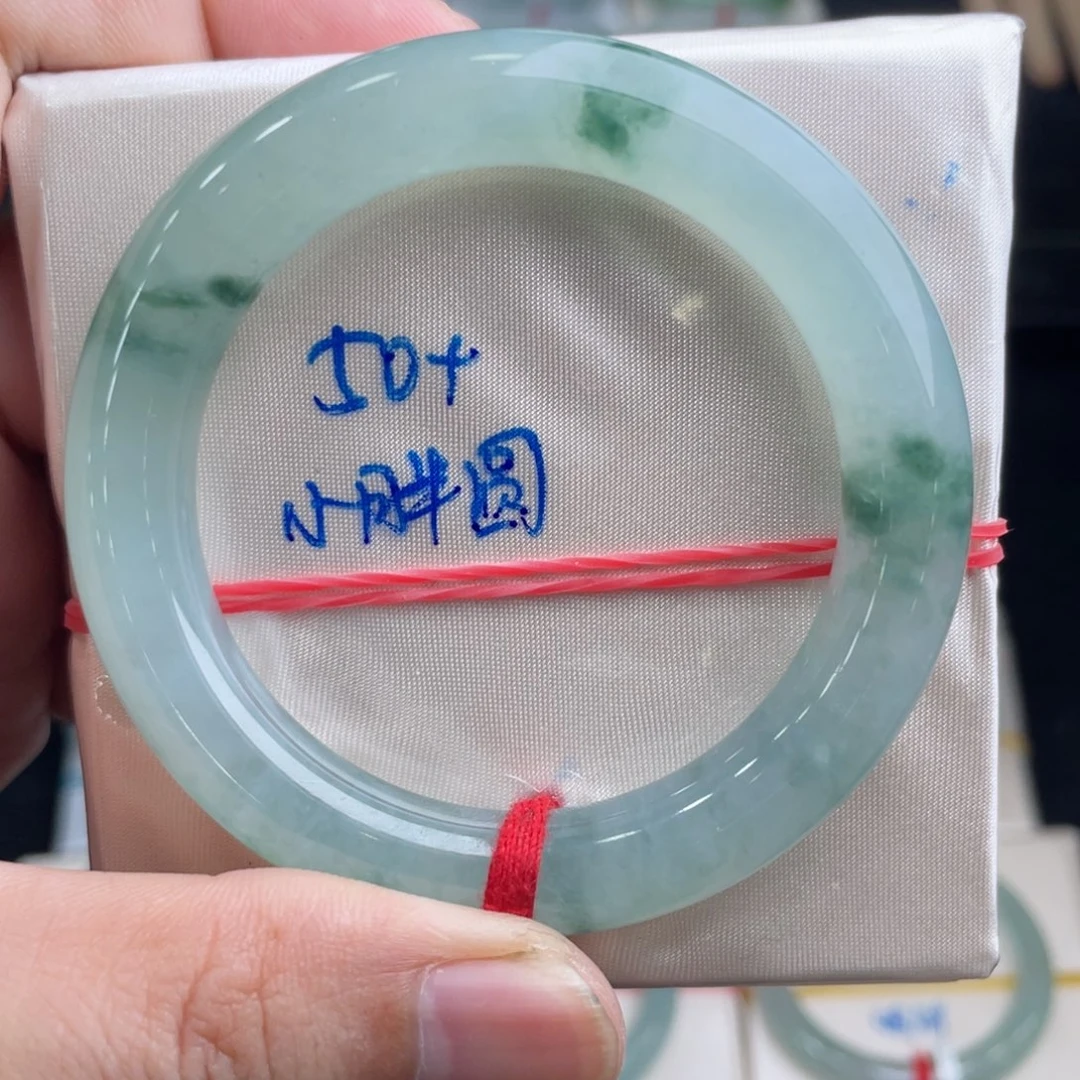 翡翠手镯未镶嵌翡翠手镯
