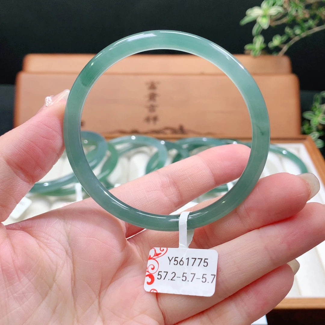 翡翠手镯未镶嵌天然