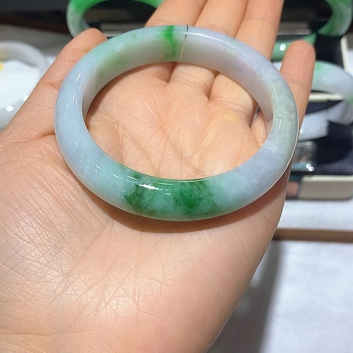 翡翠手镯未镶嵌翡翠手镯