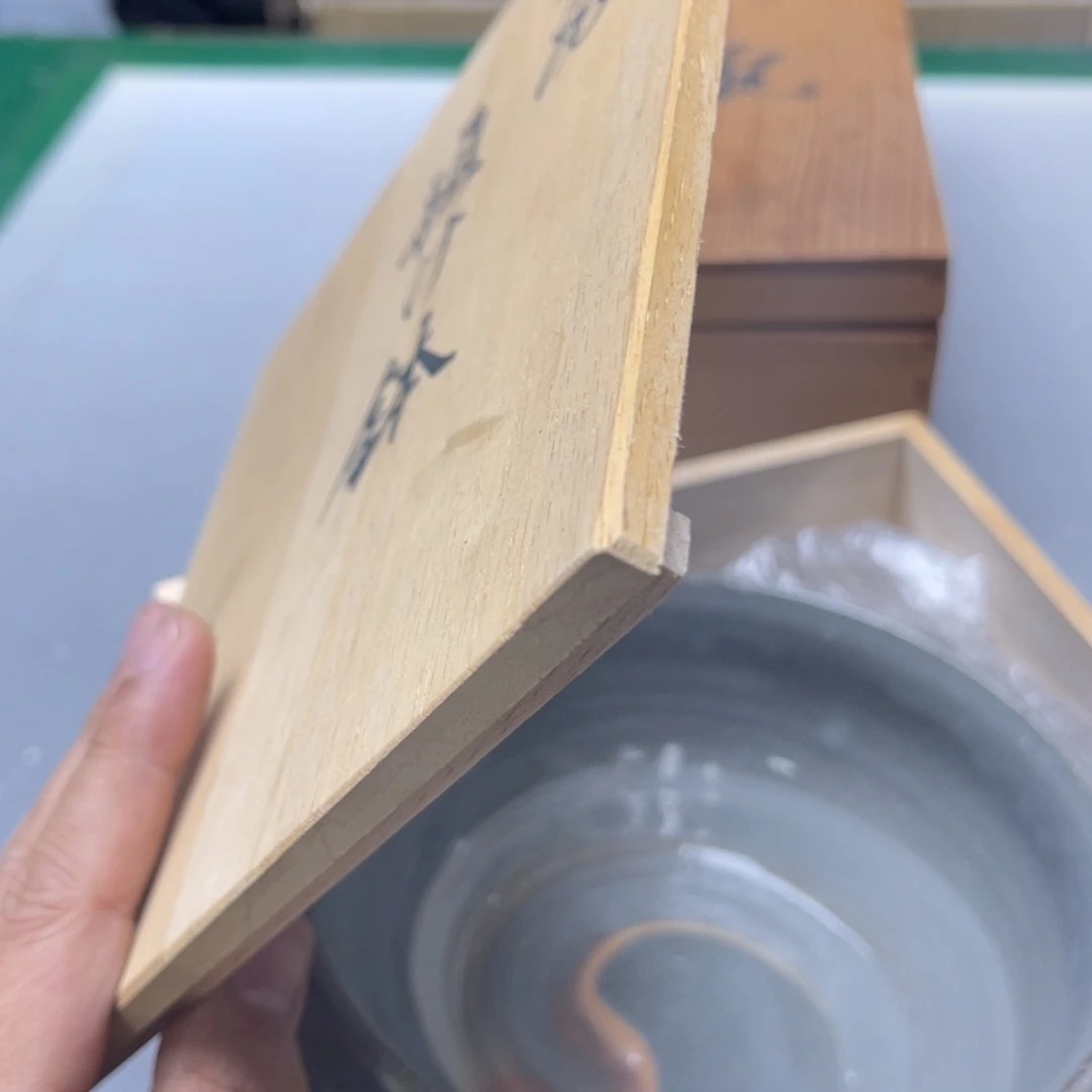 白***嘎瓷片密密麻麻地铺满一层