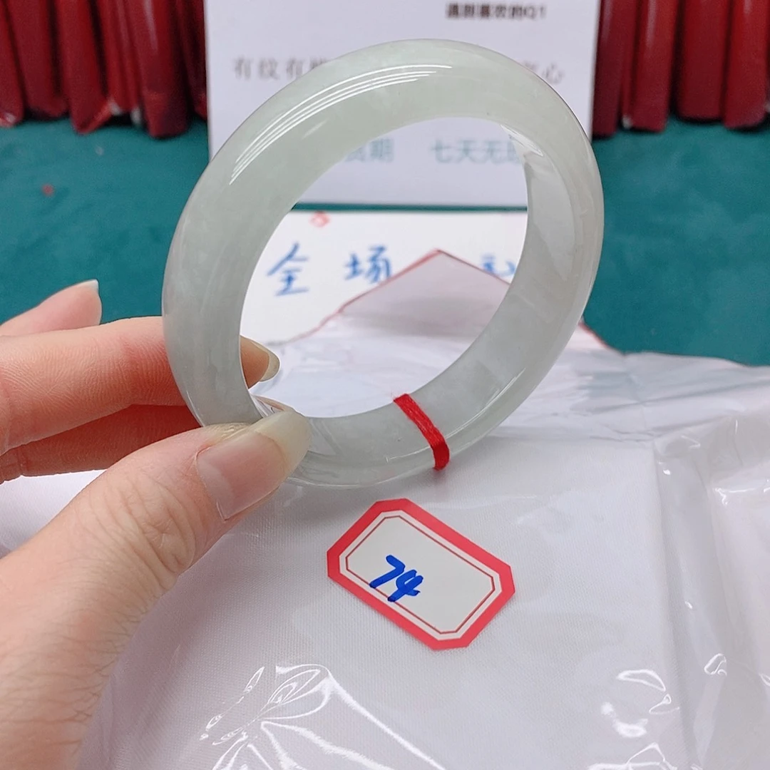 翡翠手镯未镶嵌故****站74444444