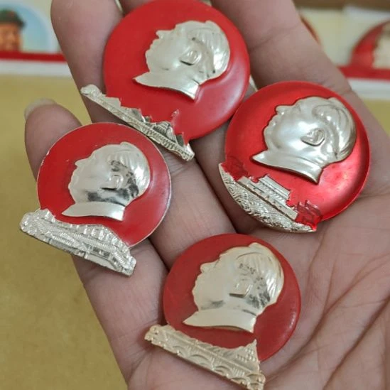 尚***水其他普通金属圆形红色人物像章