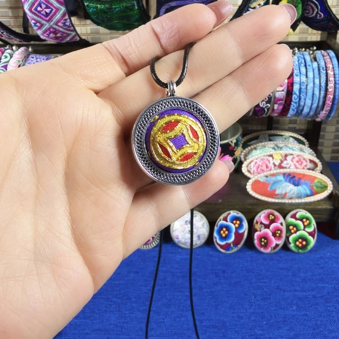 传承非遗刺绣饰品17