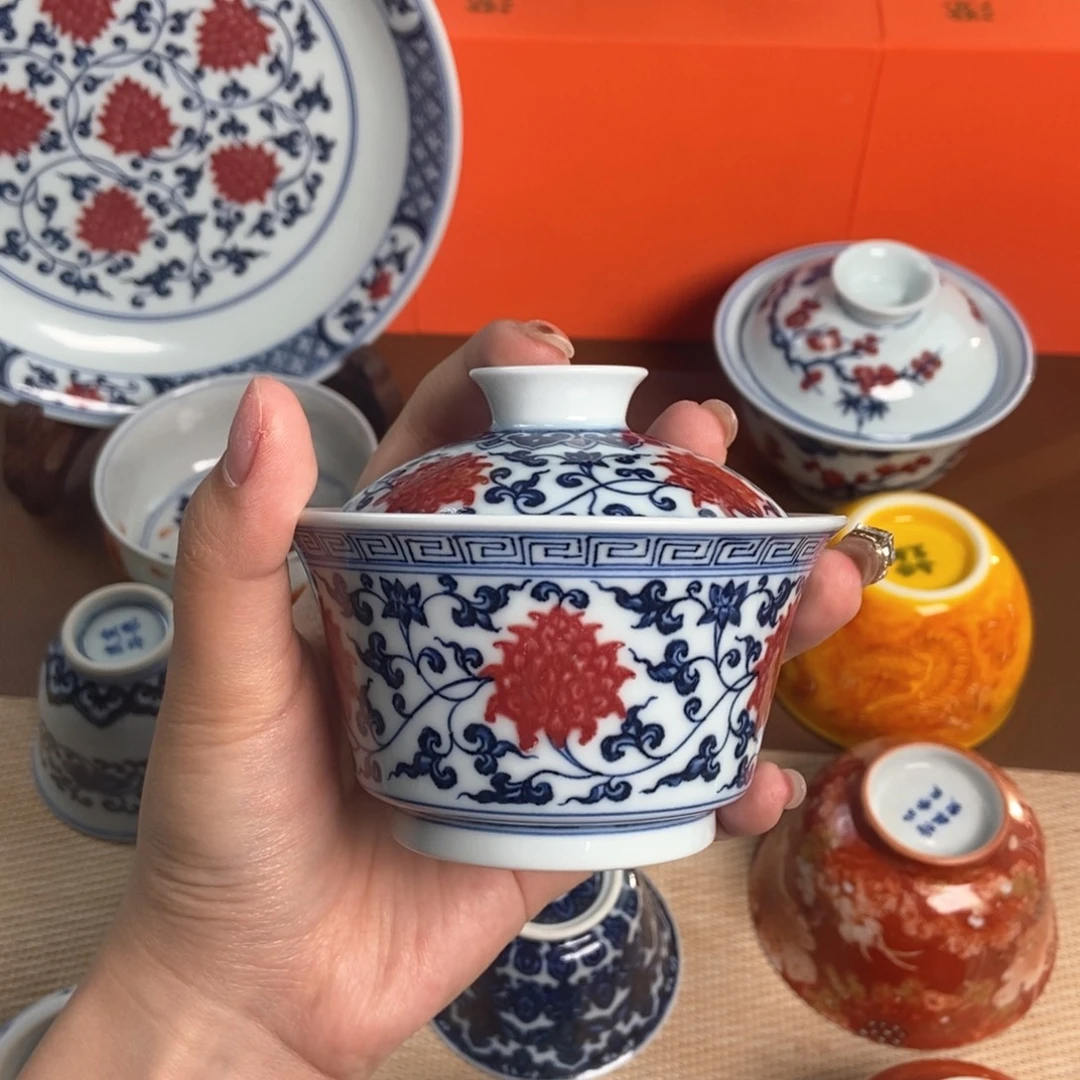 阳春白雪釉里红缠枝莲马蹄盖碗