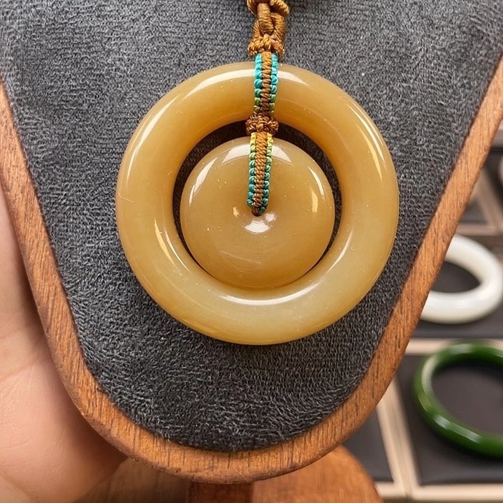 和田玉未镶嵌颈饰（精品黄金糖）公主扣