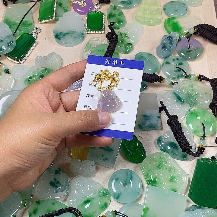 张***影翡翠未镶嵌颈饰佛公