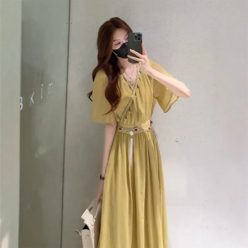 夏季新款气质V领泡泡袖连衣裙女收腰显瘦中长款裙子复古时尚宽松