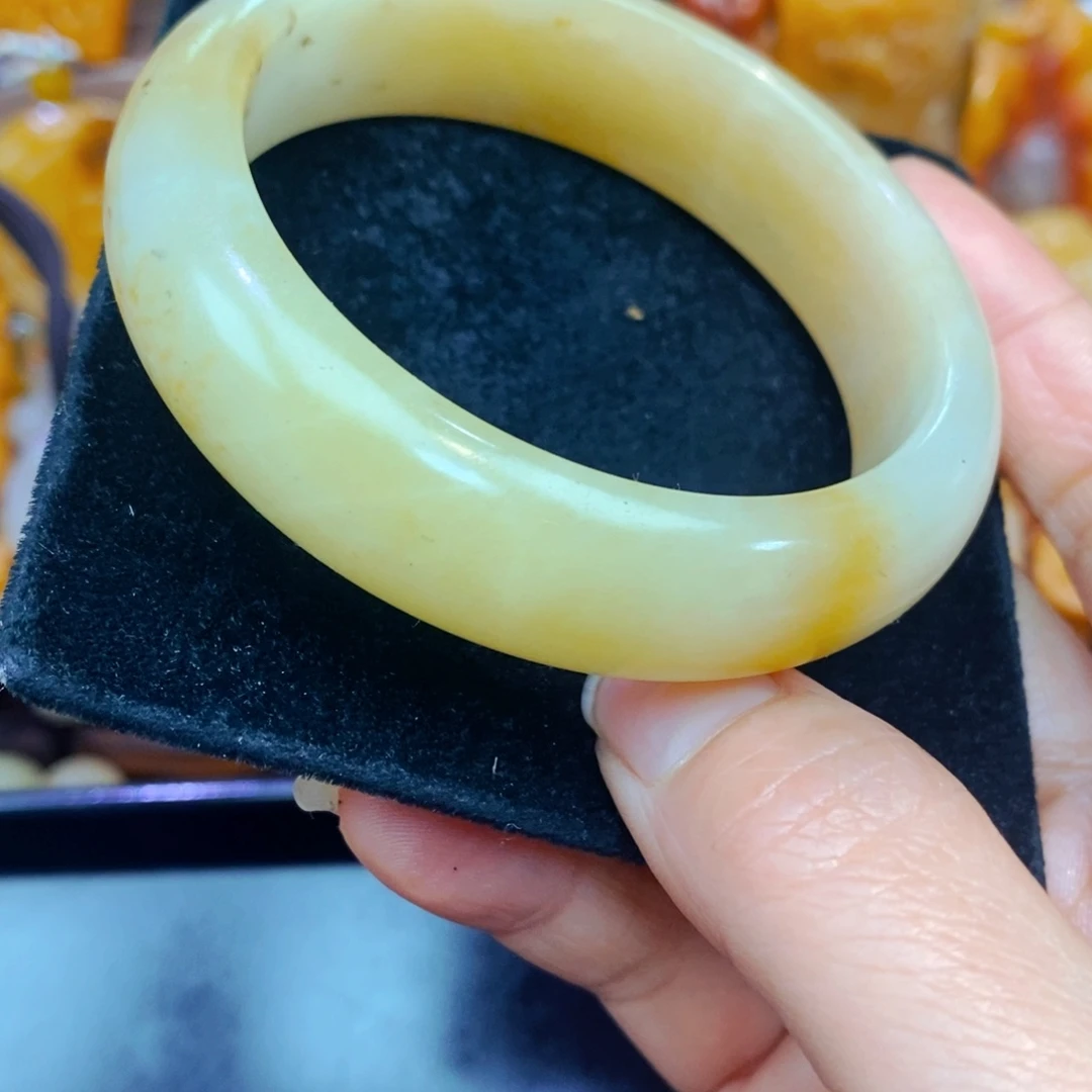 未镶嵌石英质玉（黄龙玉）手链