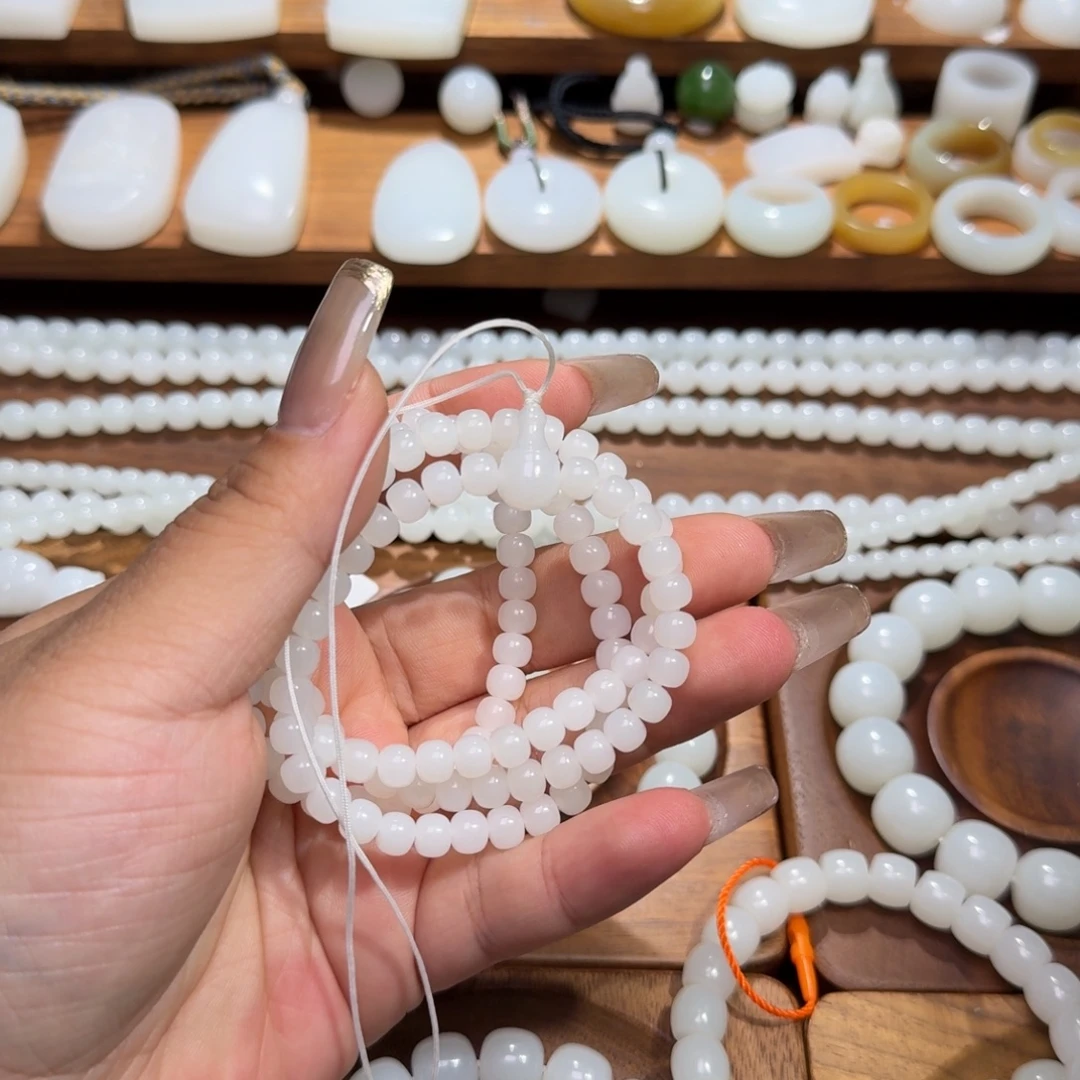 一****和田玉未镶嵌颈饰