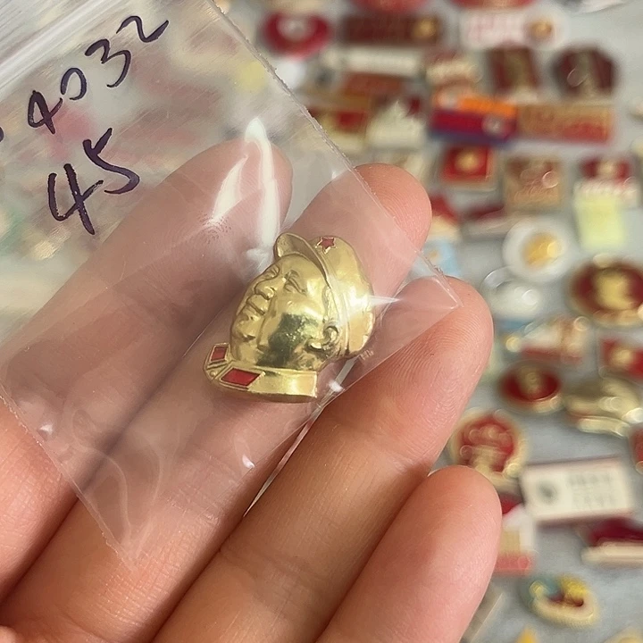 用***8红色像章收藏像章