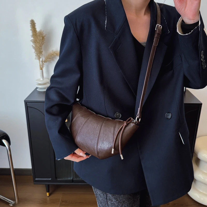 大容量简约2024秋冬时尚牛角包女包小众设计单肩斜挎饺子包百搭女