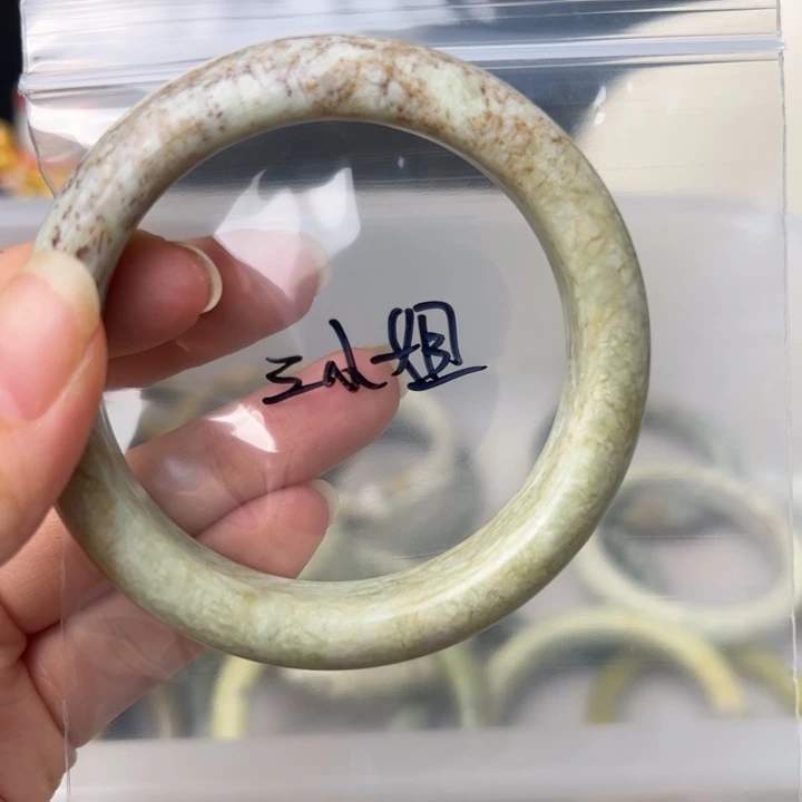 蛇纹石玉手镯未镶嵌三*姐