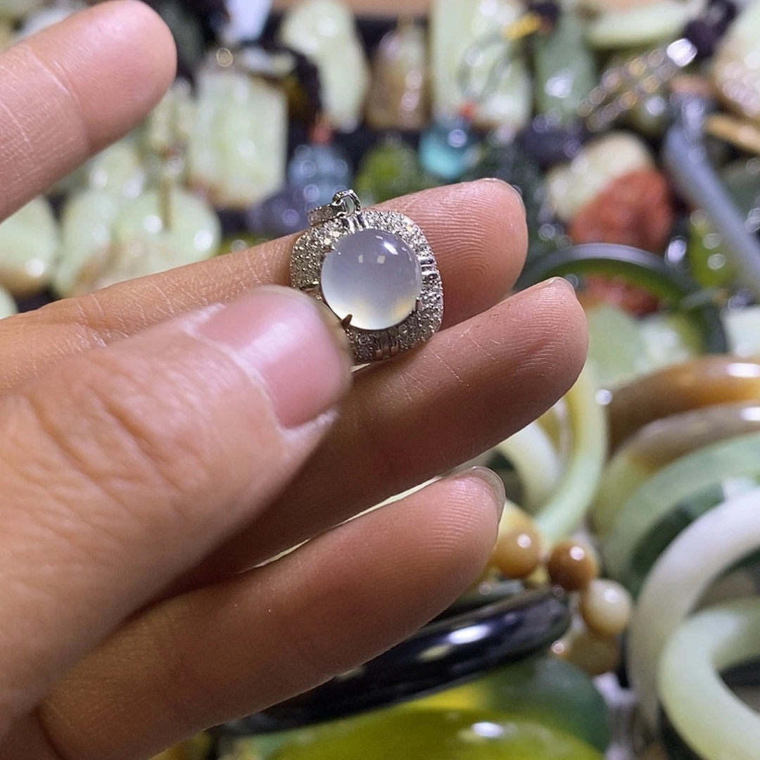 岫玉未镶嵌颈饰一个