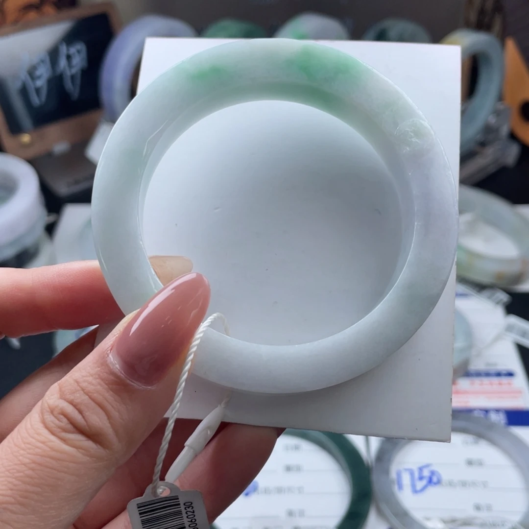 定制翡翠未镶嵌翡翠手镯基地质检发货