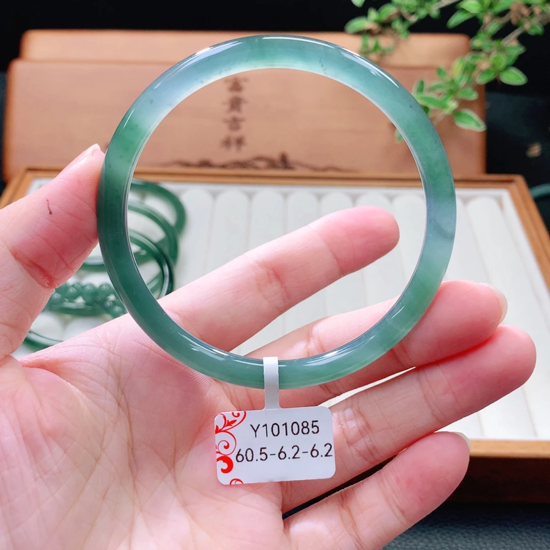 翡翠未镶嵌手镯（圆镯）