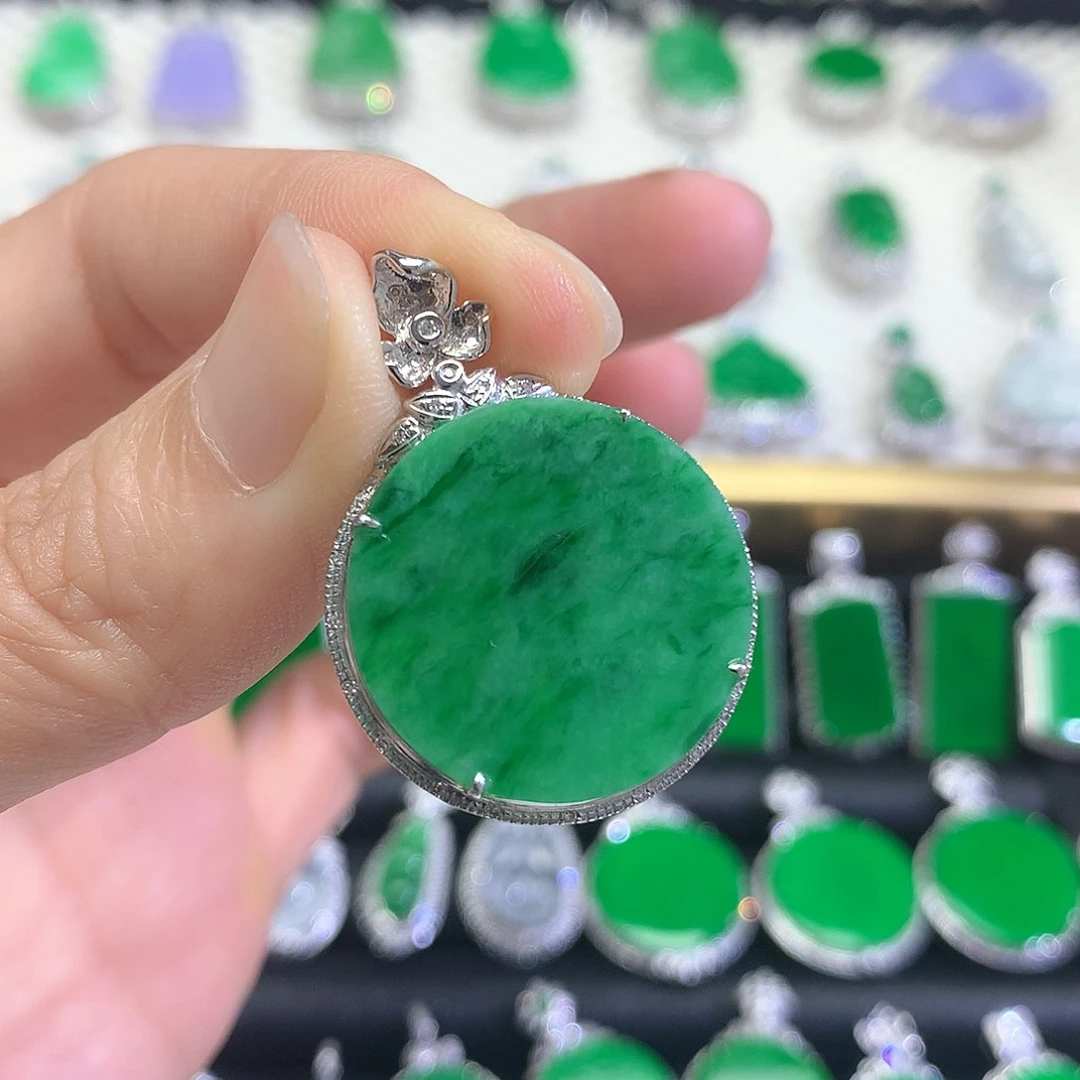 颈饰18K金镶嵌翡翠吊坠