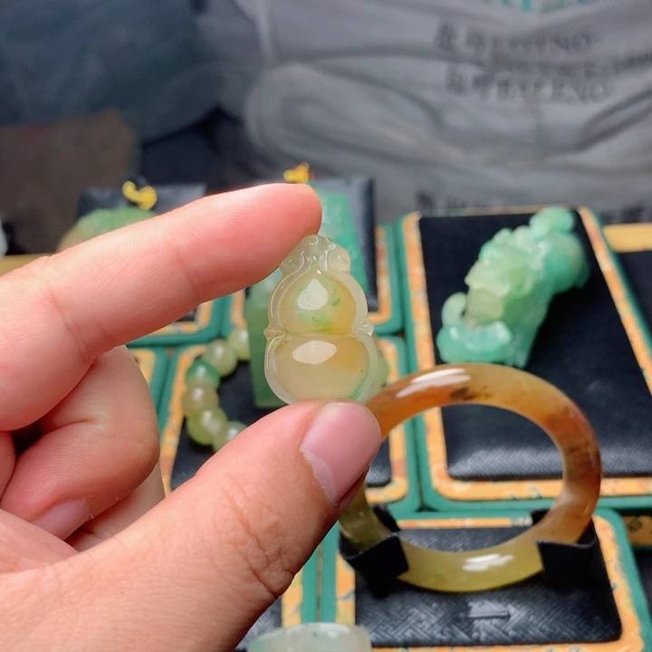 石英质玉未镶嵌颈饰