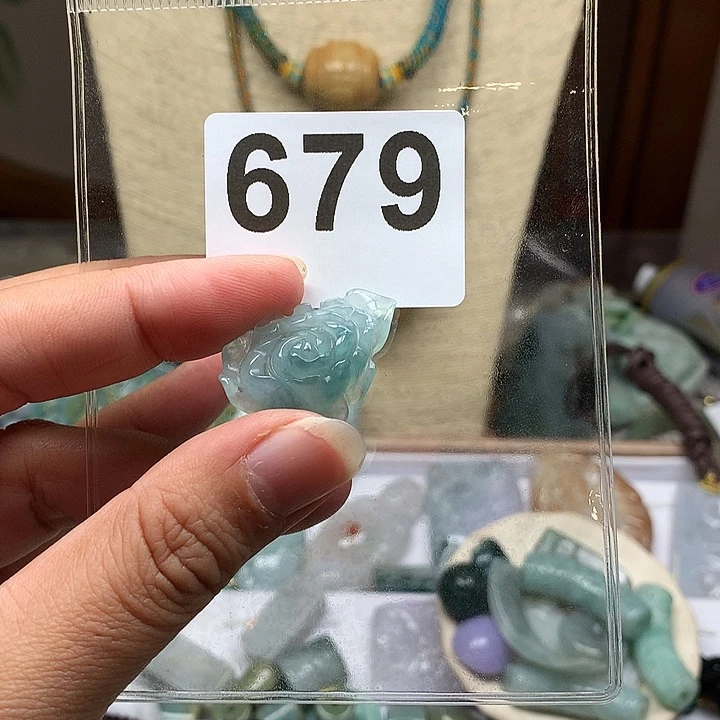 翡翠颈饰未镶嵌?*翡翠