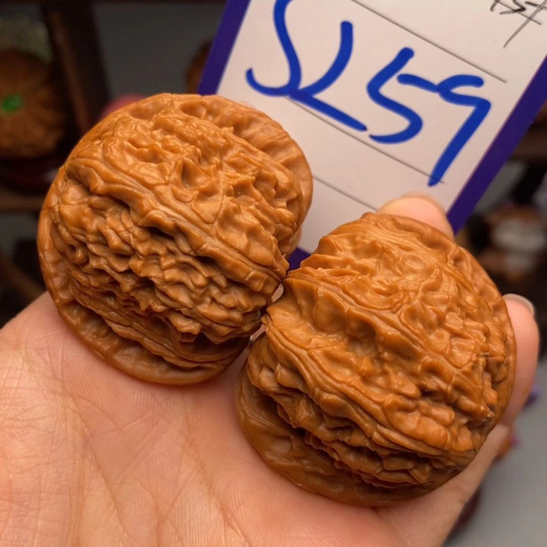 文玩核桃吊坠白狮子43