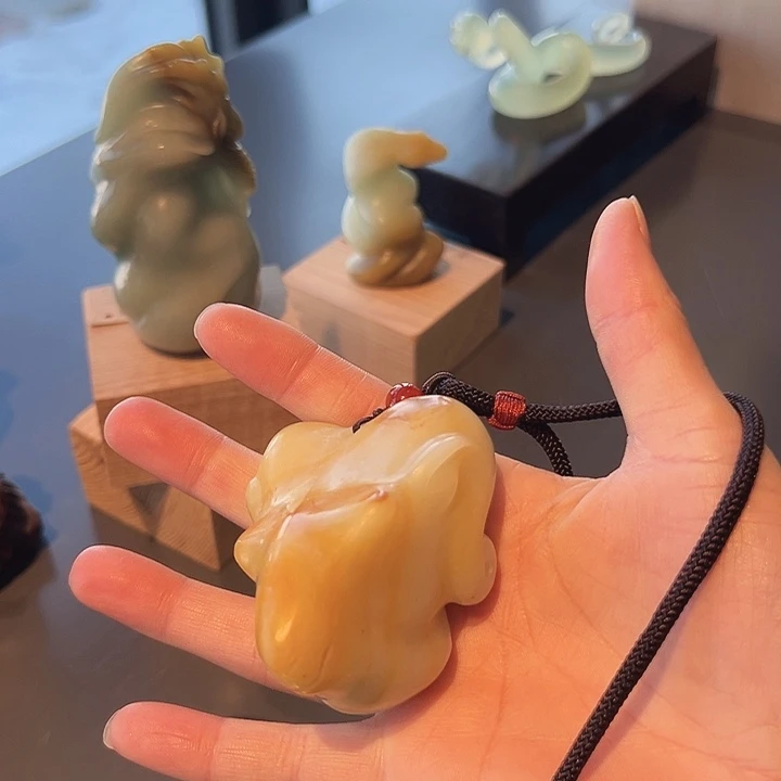 蛇纹石玉未镶嵌颈饰