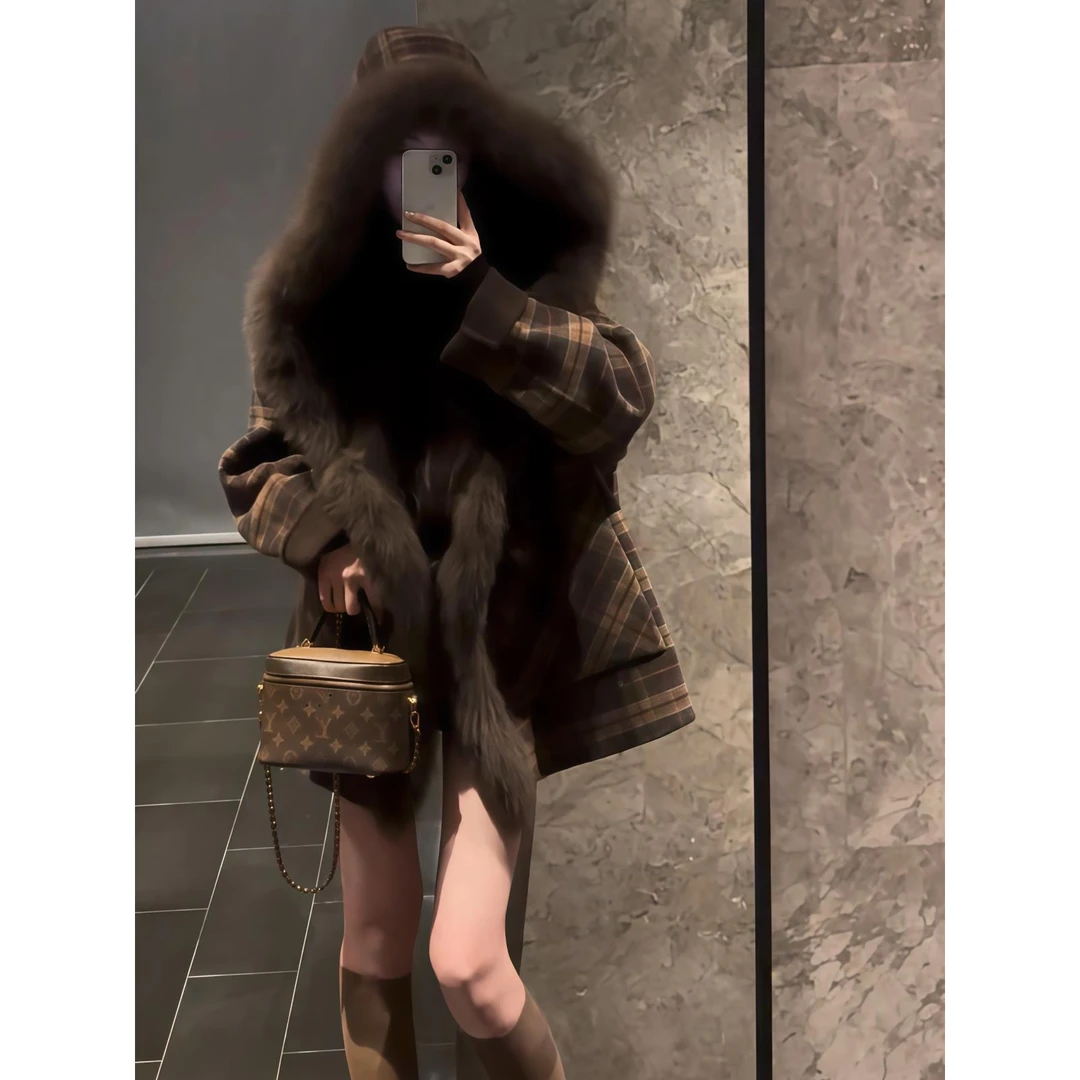 2025年秋季新款韩系淑女轻奢高级感咖啡色毛绒连帽格纹大衣外套女