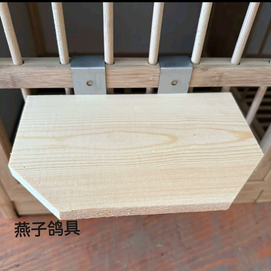 可挂巢箱的松木栖架