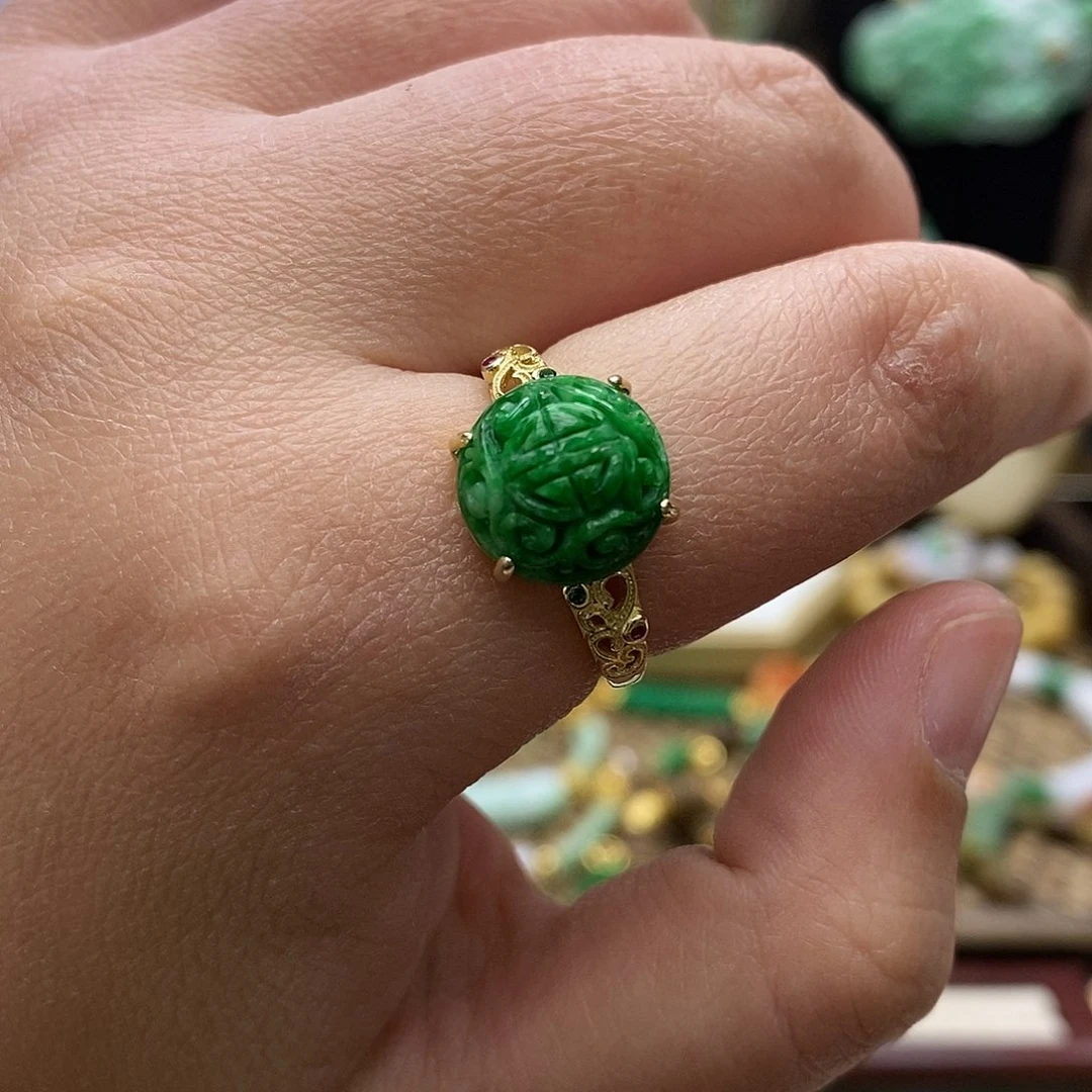 翡翠未镶嵌颈饰戒指