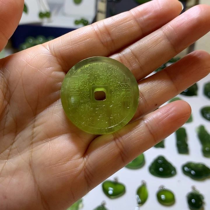 岫玉未镶嵌颈饰吊坠