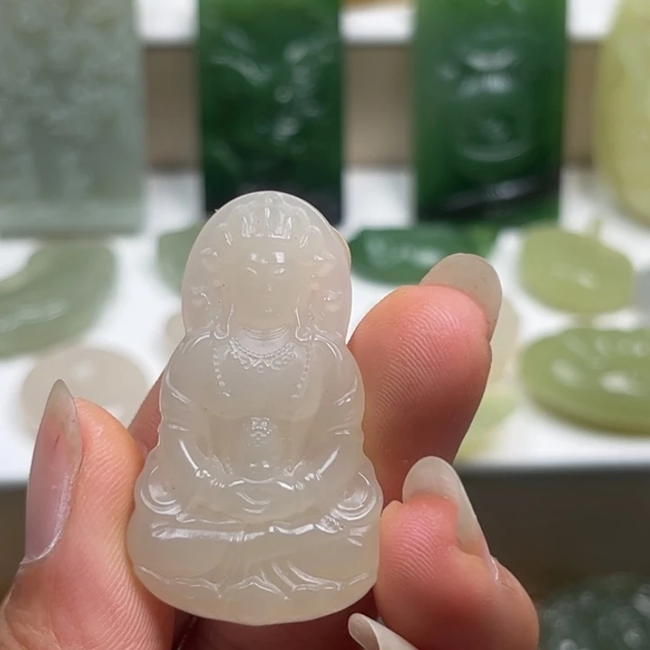 我***鱼和田玉未镶嵌颈饰