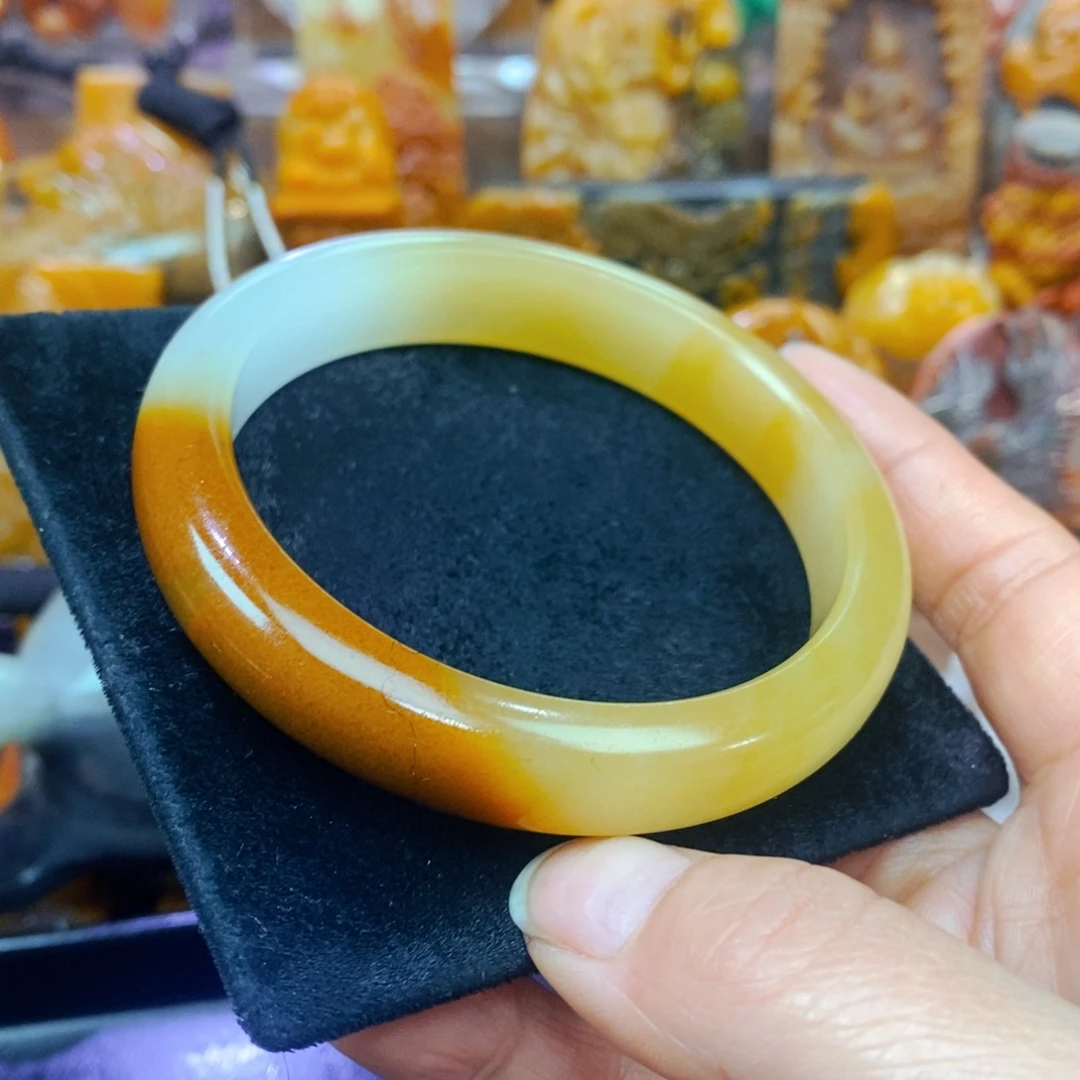 未镶嵌石英质玉（黄龙玉）颈饰