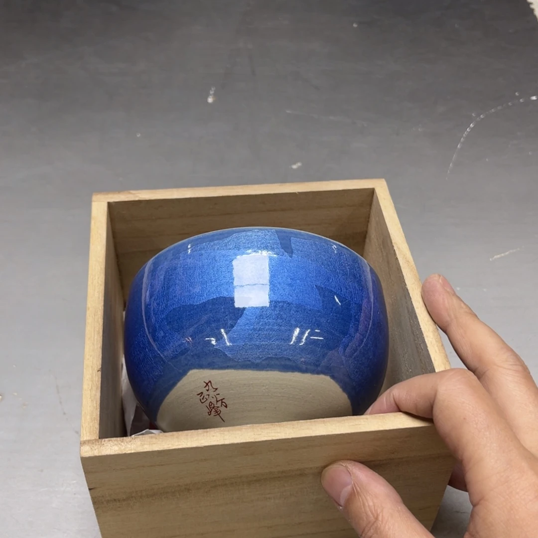 瓷片大**器密密麻麻地排列着一个大