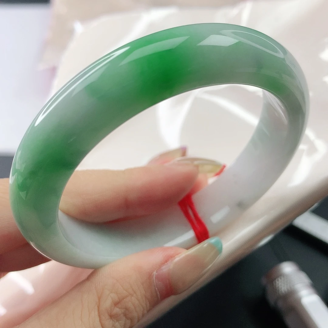 翡翠手镯未镶嵌，182