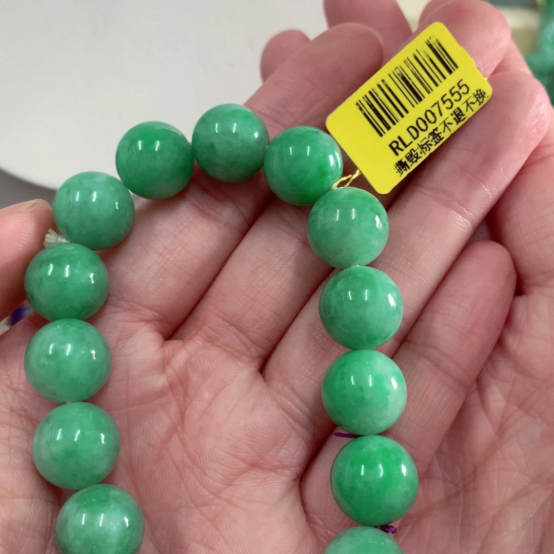 翡翠未镶嵌颈饰……