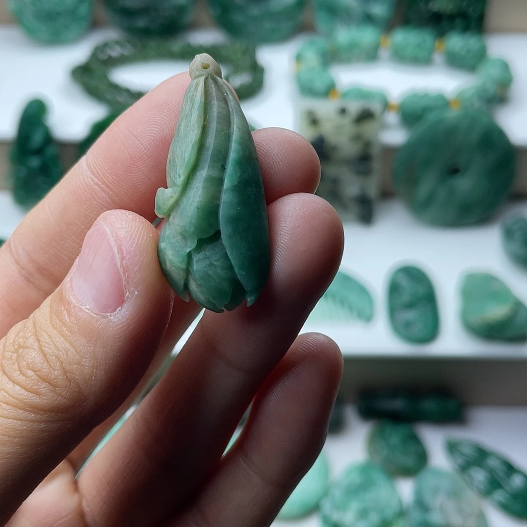 独山玉未镶嵌挂件