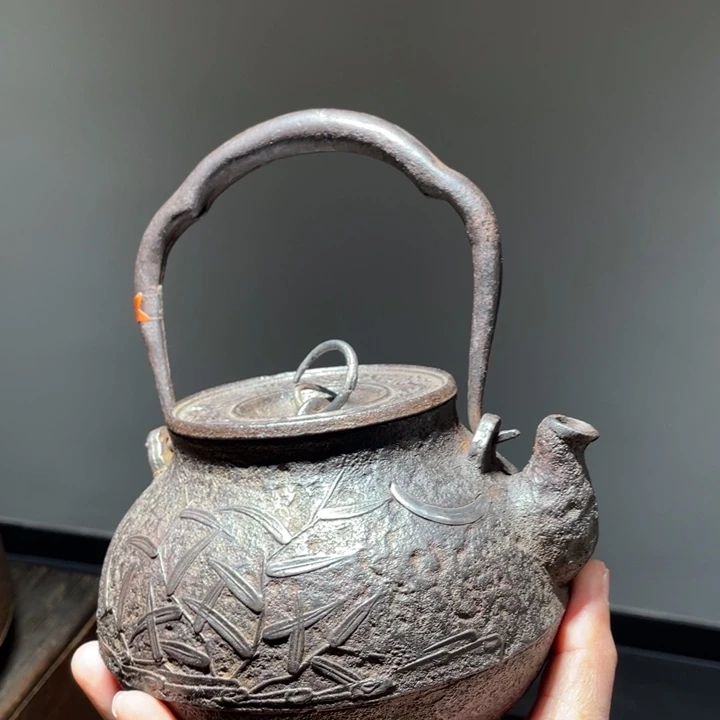 岩肌月下兰草纹饰壶