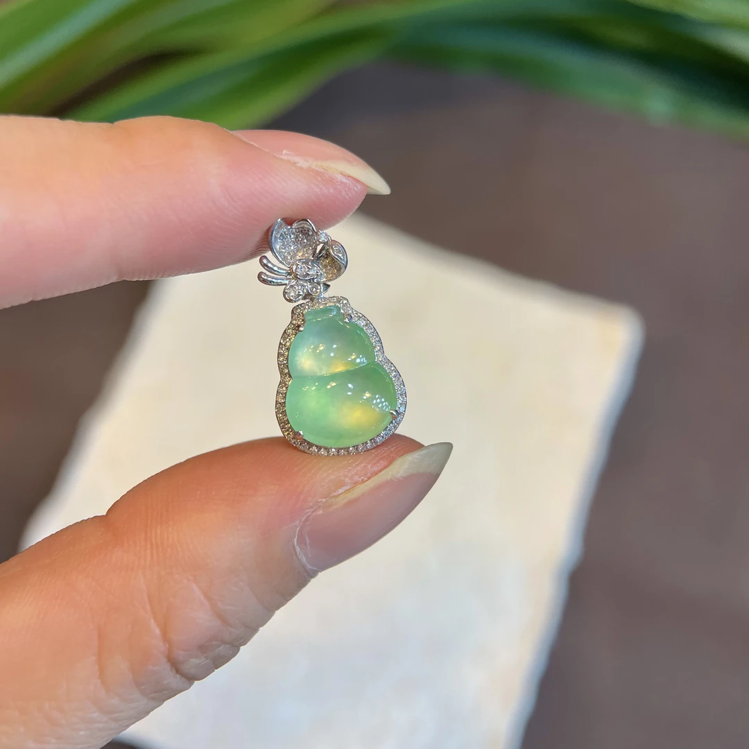 天然A货翡翠高冰种甜绿葫芦吊坠18k金南非真钻镶嵌项链时尚轻奢款