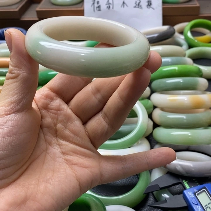 石英质玉手镯未镶嵌从***