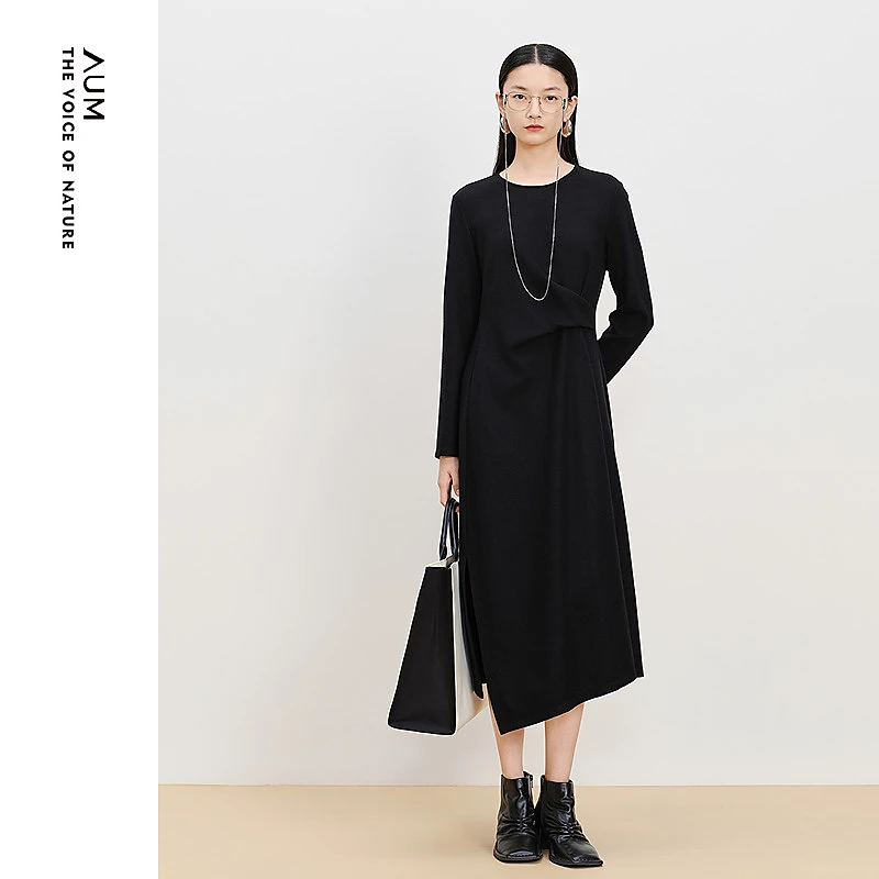 AUM/噢姆冬季绵羊毛针织呢压褶黑色连衣裙开叉休闲长裙M1EG42446