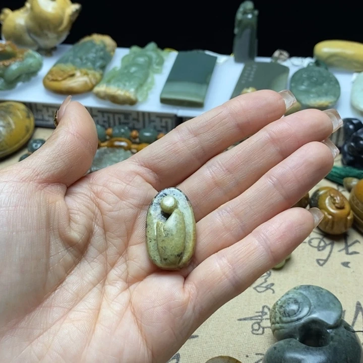 透闪石质玉挂件未镶嵌祎*