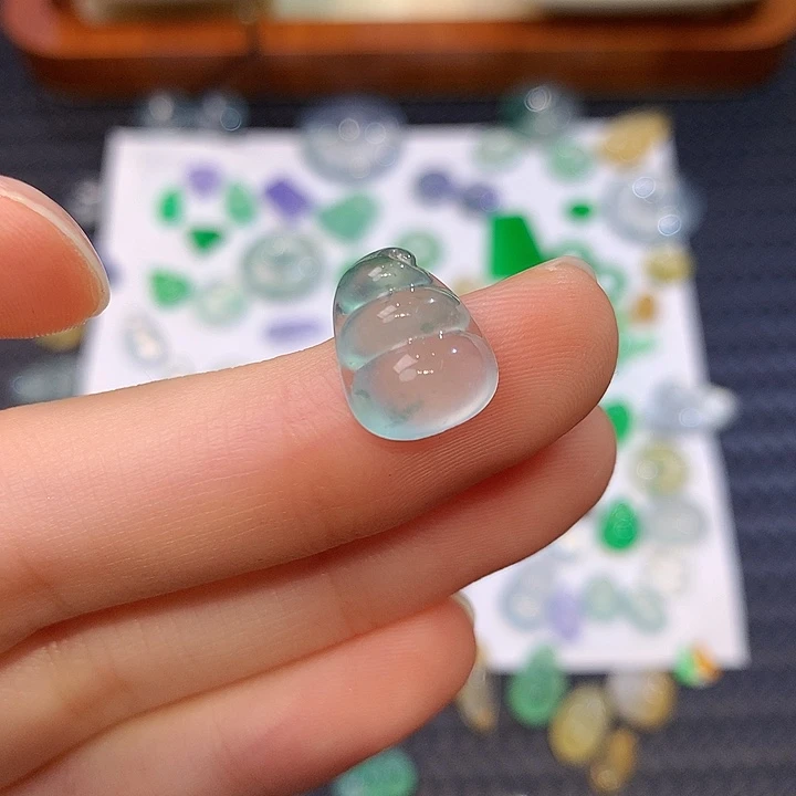 翡翠挂件未镶嵌翡翠