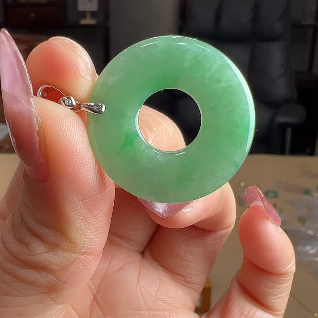 翡翠18K金镶嵌颈饰吊坠